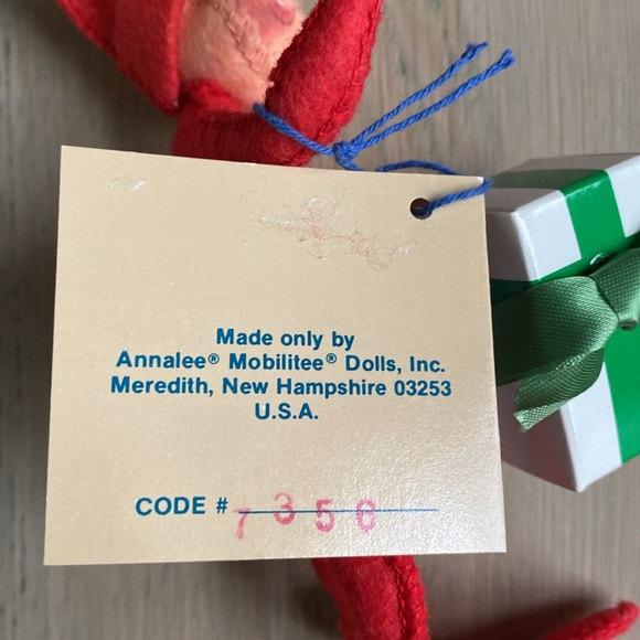 Annallee Dolls - Red Elf with Package No. 7356 - Picture 6 of 7